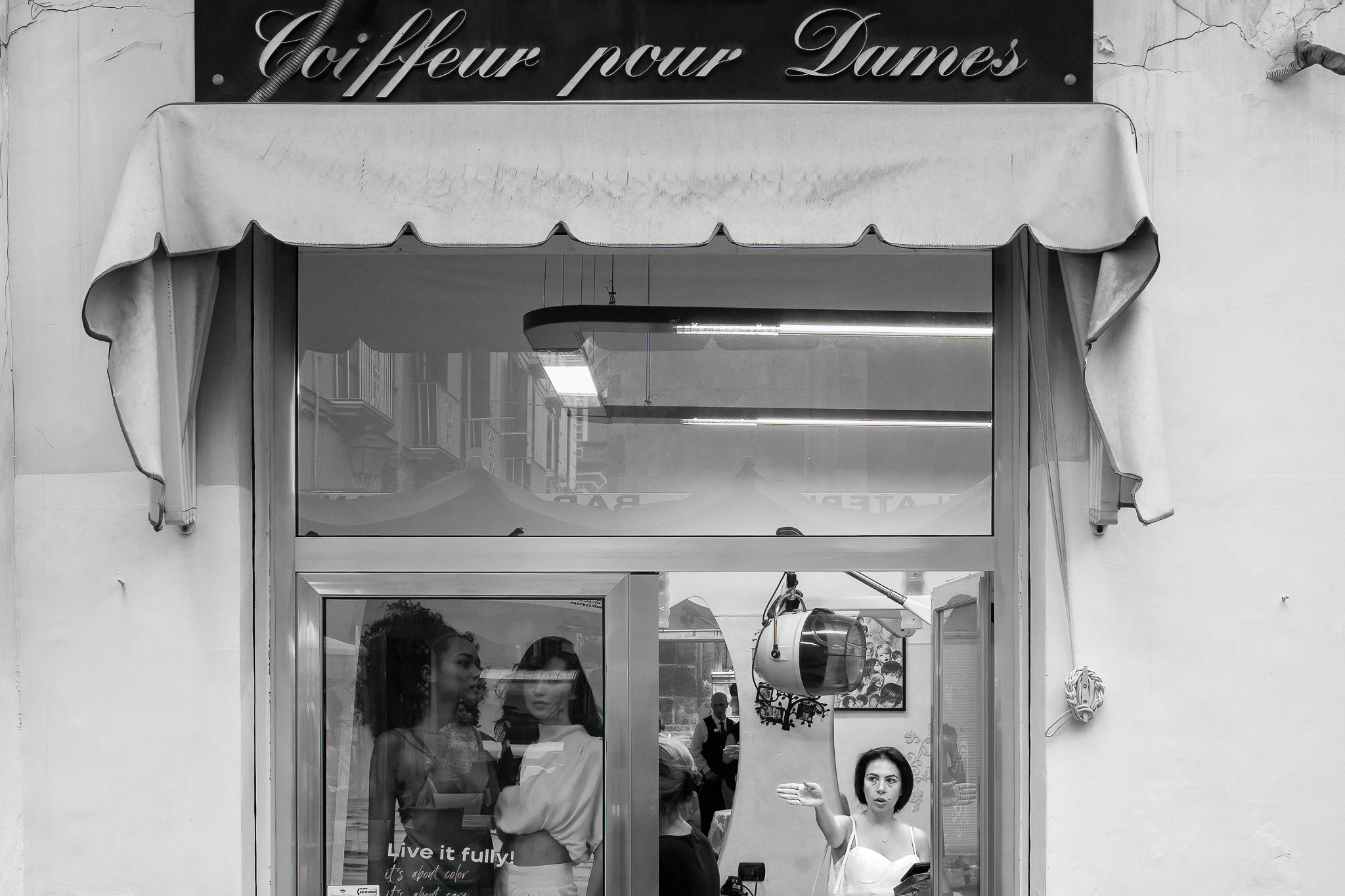 bride and bridesmaids getting ready at an Hair dresser in Sorrento before Palazzo Marziale getting ready